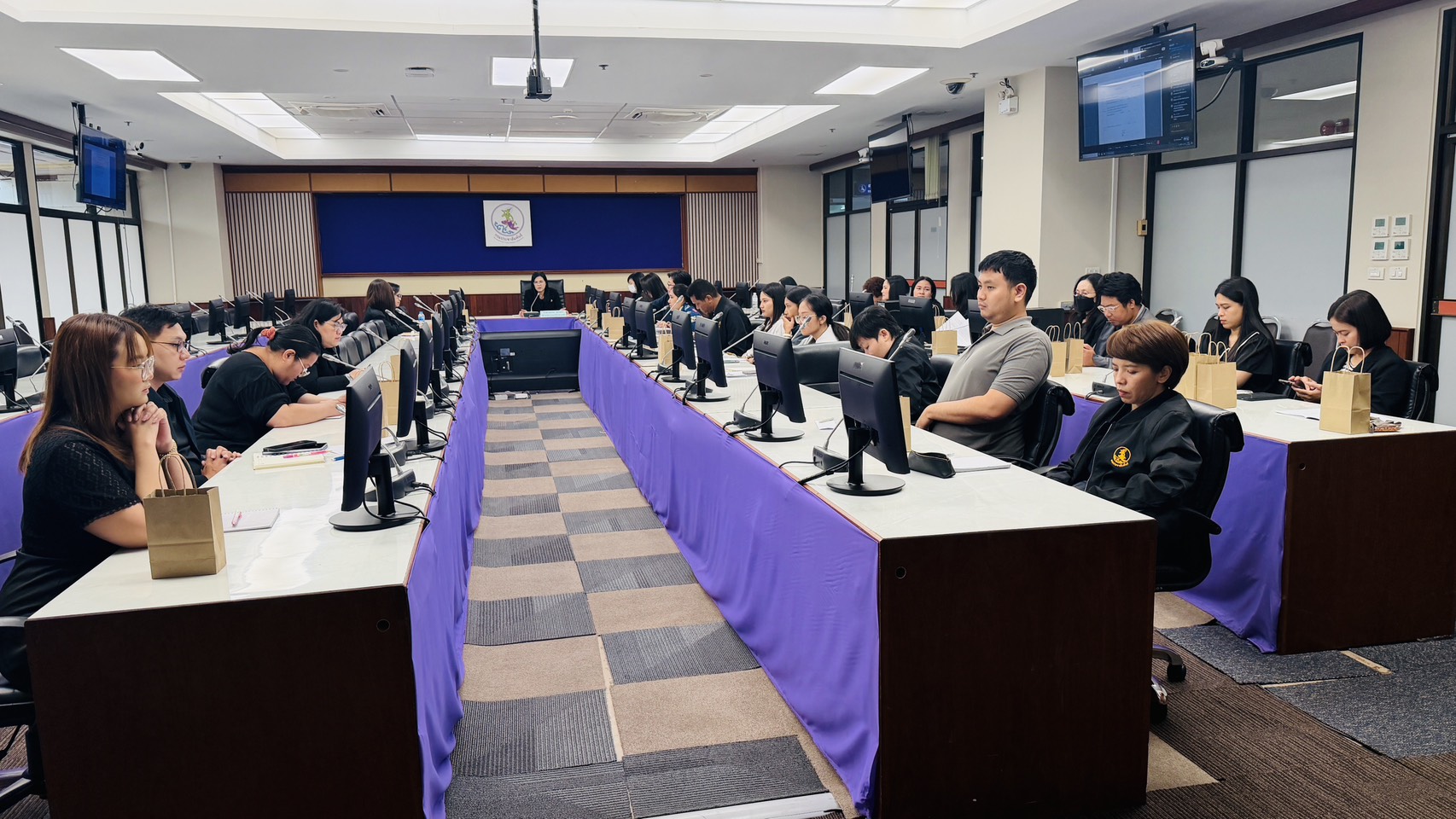 การประชุมให้ความรู้ด้านงบประมาณ การเงิน การบัญชี และพัสดุ
